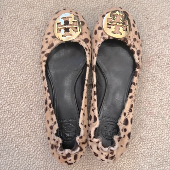 🔥Tory Burch Leopard Print Calf Hair Reva Ballet Flats - Picture 1 of 3